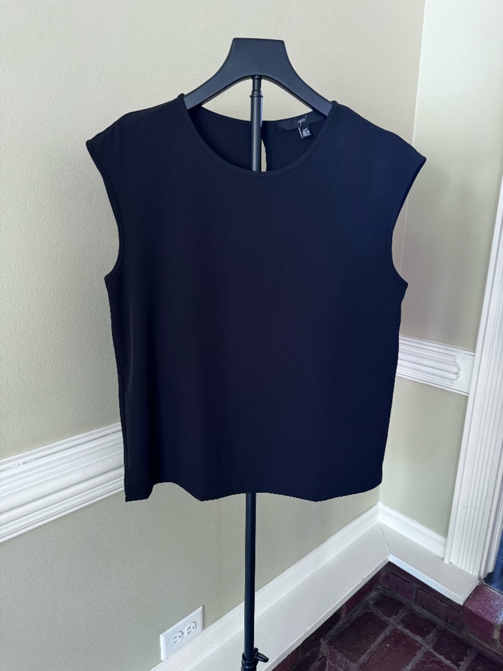 UP!  cap sleeve top Black Size Small